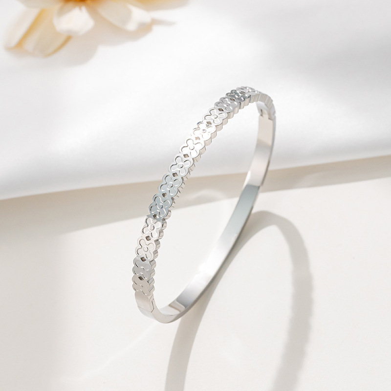 Korean-style simple titanium steel four-leaf clover bracelet, a fashionable and light luxury wristband for women, a versatile high-end accessory for Internet celebrities, wholesale Specification drawing
