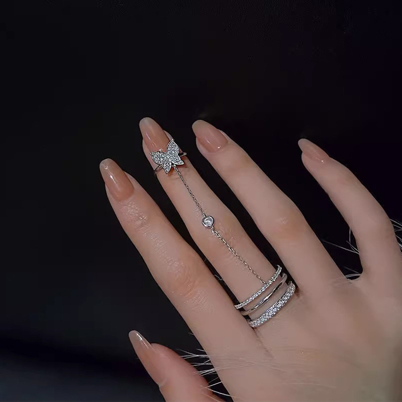 A light luxury double ring butterfly ring, a trendy and cold style for women on Instagram, with a unique and high-end vibe for dancing, and a niche design index finger ring Application Scenario