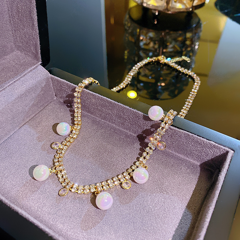 A retro European and American pearl necklace with a touch of luxury and sophistication, exuding a trendy vibe. The collarbone chain is an extremely elegant accessory full figure