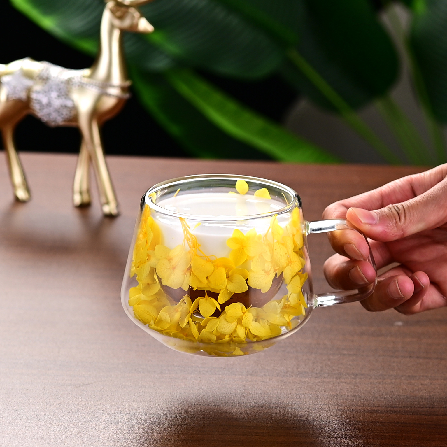 Cross-border new product, popular double-layered glass cup with real flowers, high appearance level, souvenir coffee cup, high borosilicate simple cup details Picture