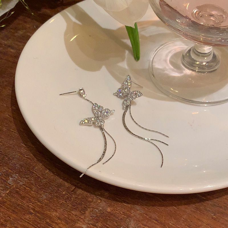 Ultra-sparkling asymmetrical butterfly tassel earrings, a light luxury and niche design for women, exude a sense of sophistication and are versatile long earrings and earrings Specification drawing