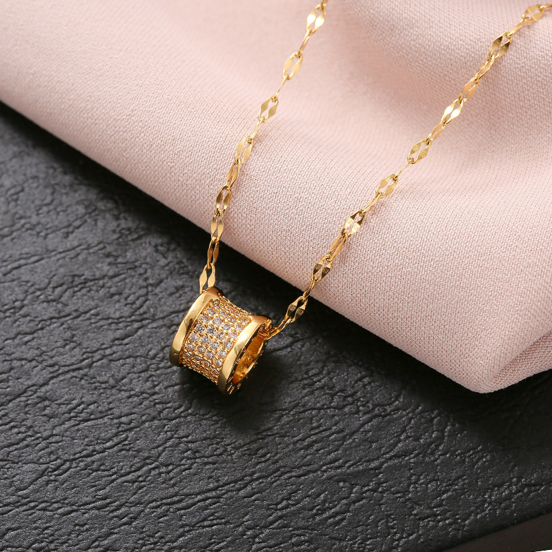 European and American golden luxury mini waist titanium steel necklace, women's personality, high-end sense, fashionable Internet celebrity collarbone chain, niche accessory Application Scenario