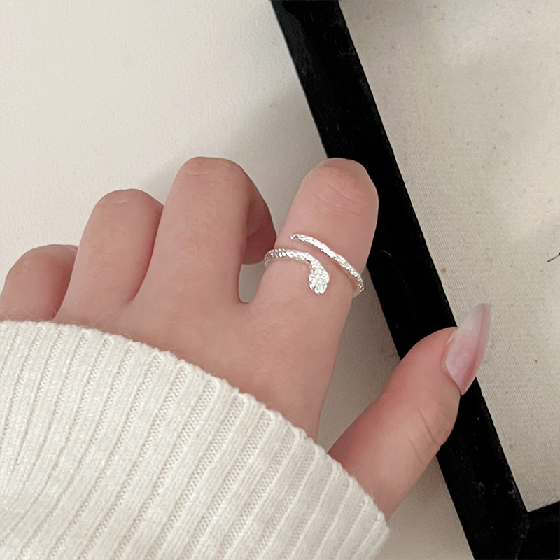 The niche design of the snake ring is fashionable, trendy, individualistic, versatile, and exudes a sense of sophistication. It has an adjustable opening for women Specification drawing