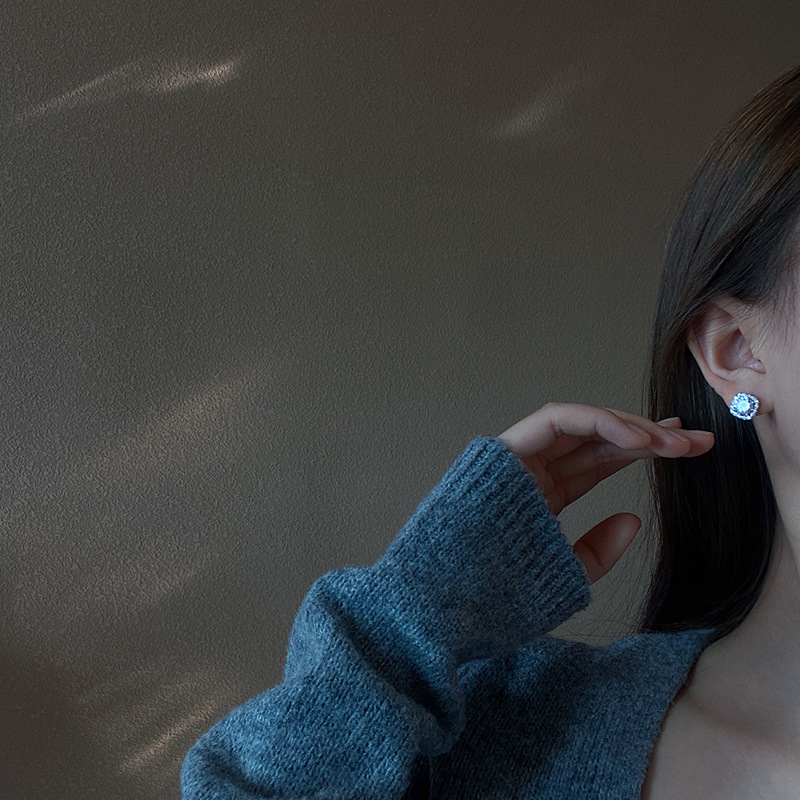 S925 Silver needle micro-inlaid zircon super sparkling square diamond stud earrings for women, classic, simple and cold style earrings, the same as the popular earrings on the Internet Application Scenario