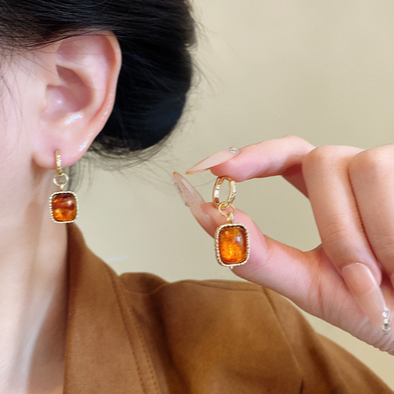 Maillard amber-colored square stud earrings for women's light luxury retro geometric earrings, versatile earrings for autumn and winter wholesale details Picture