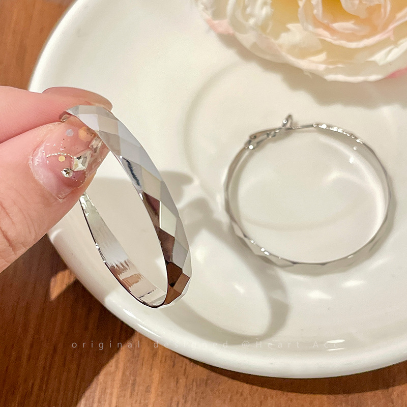 Simple and cold diamond-shaped plain ring earrings for women, cold and fashionable style, large ear rings, 2025 new versatile earrings details Picture