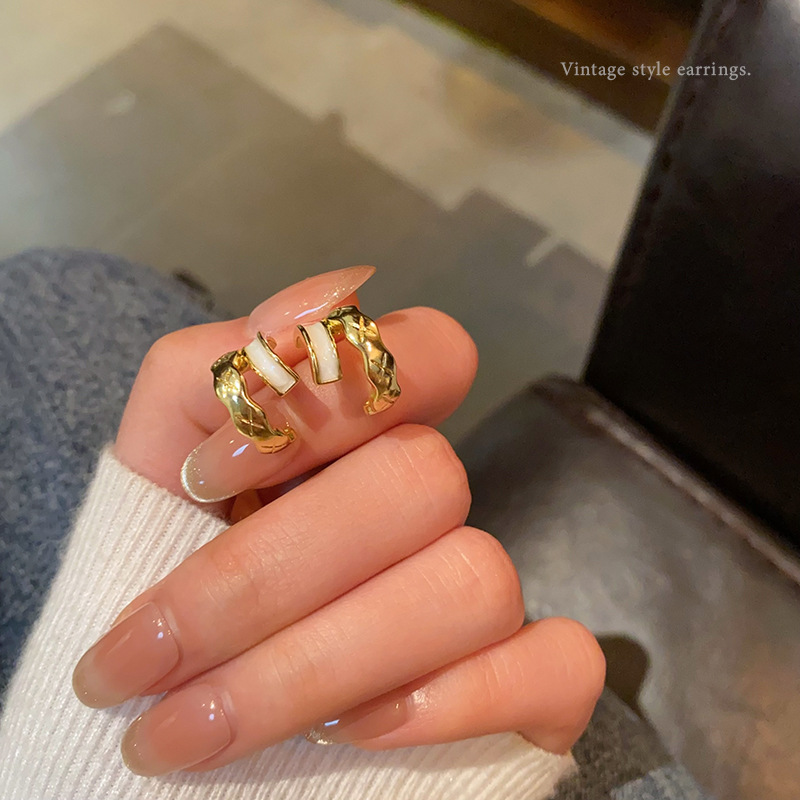 Diamond-shaped small Chanel double-layer C-shaped stud earrings for women, with a unique and elegant touch of light luxury and high-end style, are spring internet-famous earrings full figure