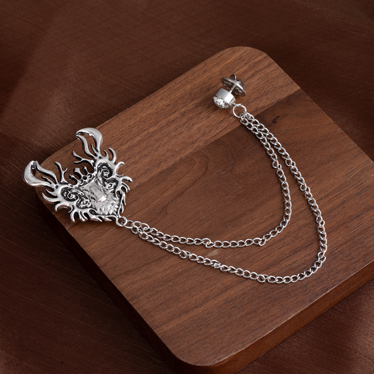European, American and British style Suzhou chain brooches are trendy, paired with suit collar pins and Christmas pins. Clothing and evening gowns Application Scenario