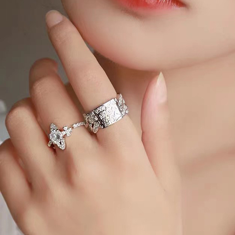 A new niche design of the Saturn ring, featuring zircon hollowed-out geometric Settings with diamonds, and a planetary trend opening that can be adjusted Specification drawing