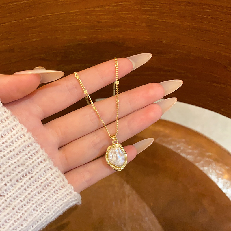 Light luxury French pearl necklace, a niche accessory for women, a high-end neckchain, a new bestseller in 2025, a collarbone chain pendant full figure