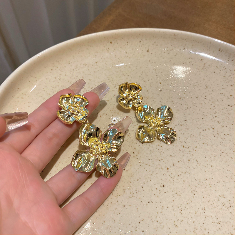 High-end golden exaggerated flower earrings, a cold and elegant style for women, European and American bride tassel earrings, a popular ear accessory Specification drawing