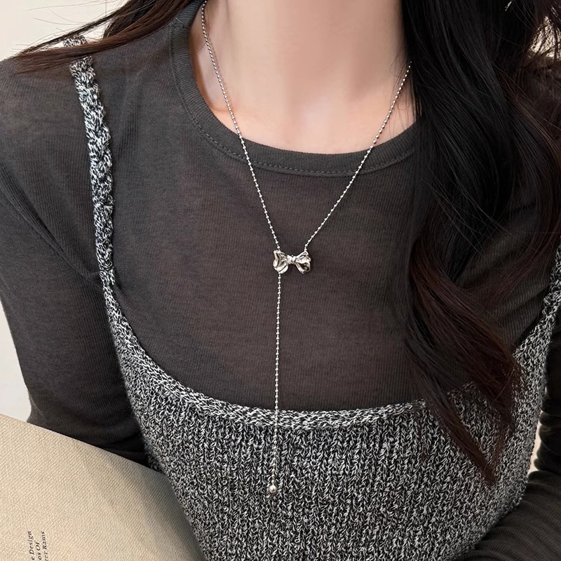 French retro metal bow necklace, a unique design for women, simple and versatile, fashionable necklace and sweater chain full figure