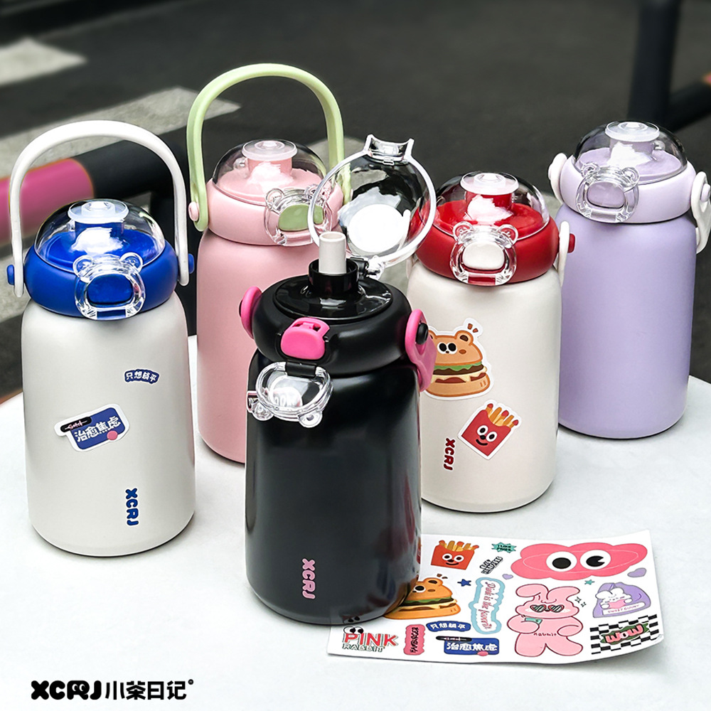 The new Xiaocha Diary insulated cup is a portable double-drinking straw cup for children, featuring a simple yet high-quality appearance and a cute stainless steel water cup details Picture