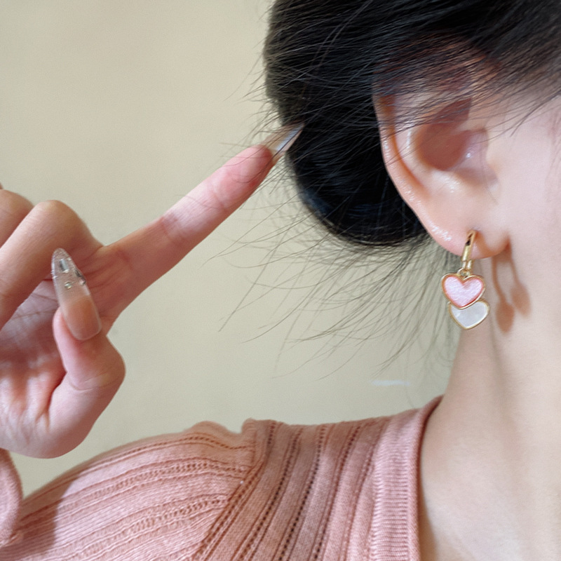 Korean-style sweet and elegant, color-blocking heart-shaped stud earrings for women, light luxury, niche fashion, versatile heart-shaped earrings, and popular ear accessories Application Scenario