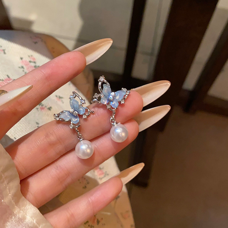 Blue butterfly tassel pearl earrings are trendy, versatile, high-end and elegant stud earrings for women on Instagram. They are popular earrings for young girls Specification drawing