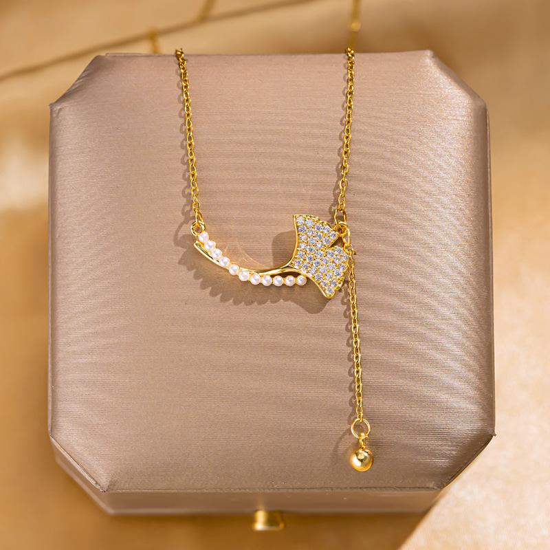 This fashionable and versatile pearl ginkgo leaf tassel necklace exudes a simple and elegant feminine charm and a sense of sophistication. It's a popular collarbone chain full figure
