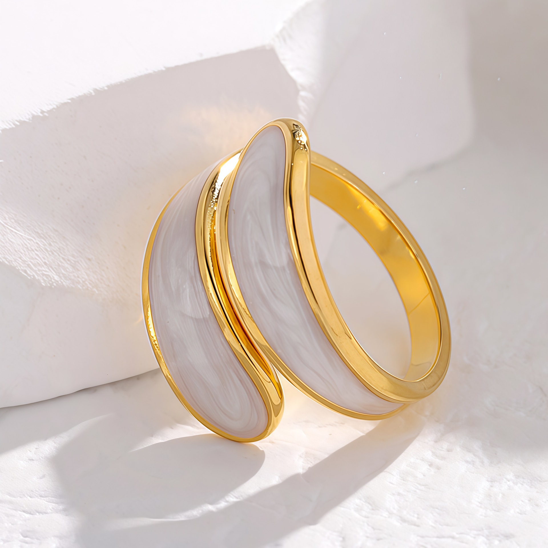 Light luxury and niche design round oil-dripping open ring, stainless steel women's index finger ring, titanium steel adjustable ring wholesale Application Scenario