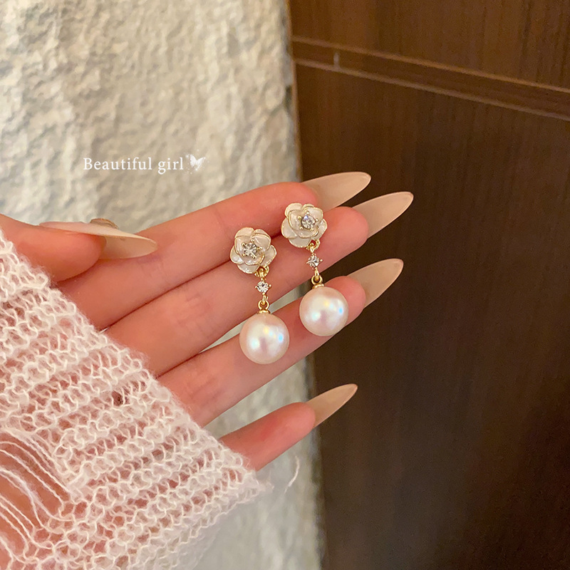 French camellia and delicate fragrance pearl earrings, a new spring and summer collection for women, exude a sense of light luxury and sophistication with tassel stud earrings Application Scenario