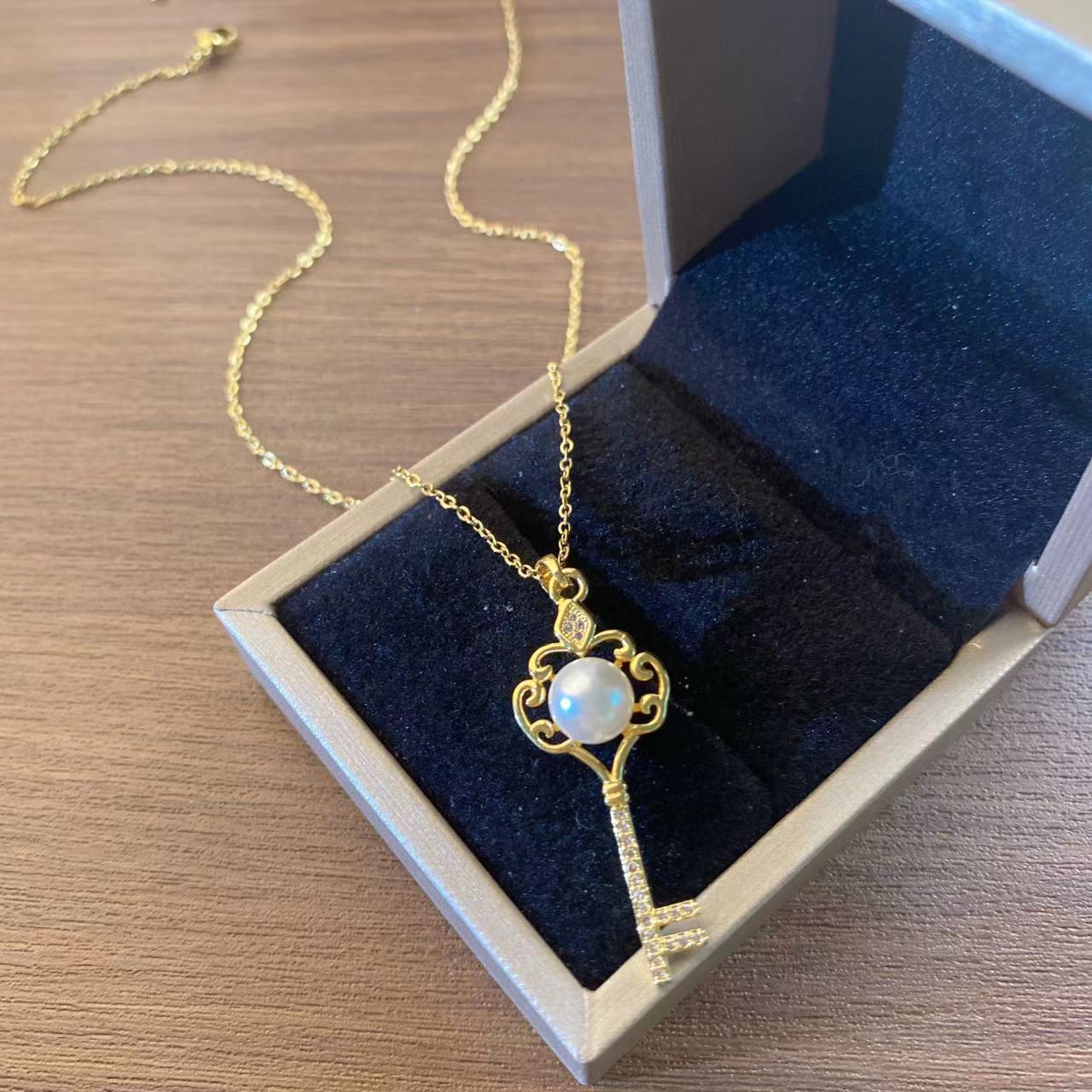 Gold simple pearl key necklace, women's copper pendant, gold-plated titanium steel collarbone chain, fashionable and versatile accessory full figure
