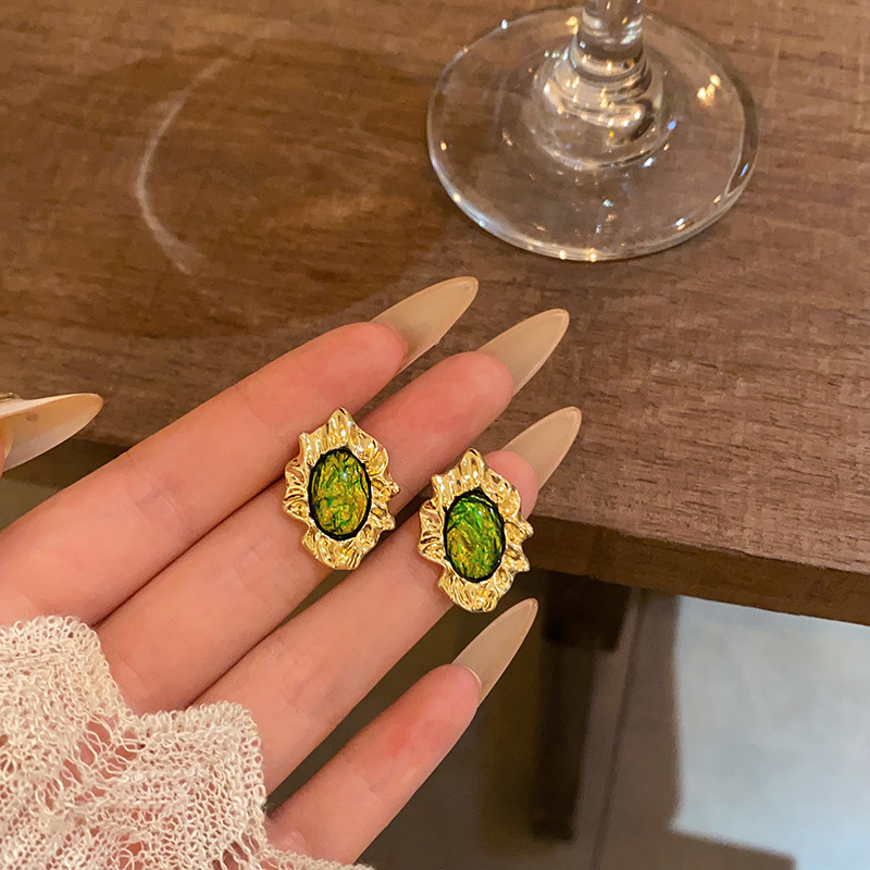 New European and American retro pleated metallic stud earrings, women's middle-aged style irregular green earrings, light luxury style earrings full figure