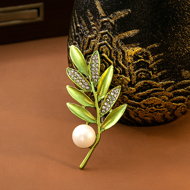 Korean-style fashionable green three-dimensional leaf brooch, creative plant pearl brooch, exquisite brooch, suit accessory for women Specification drawing