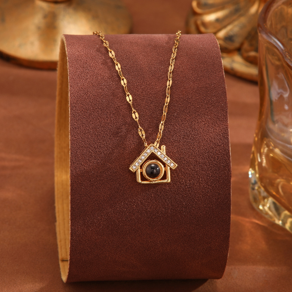 Cross-border 100 languages "I Love You" heart projection necklace that doesn't fade, fresh, sweet, fashionable and elegant collarbone chain Application Scenario