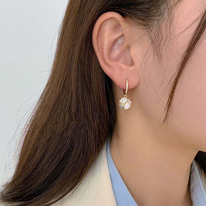 The cat-eye stone ear pendants from Dongdaemun, South Korea, exude a high-end and elegant feminine charm. They are fashionable and unique, featuring a popular hydrangea pendant Application Scenario