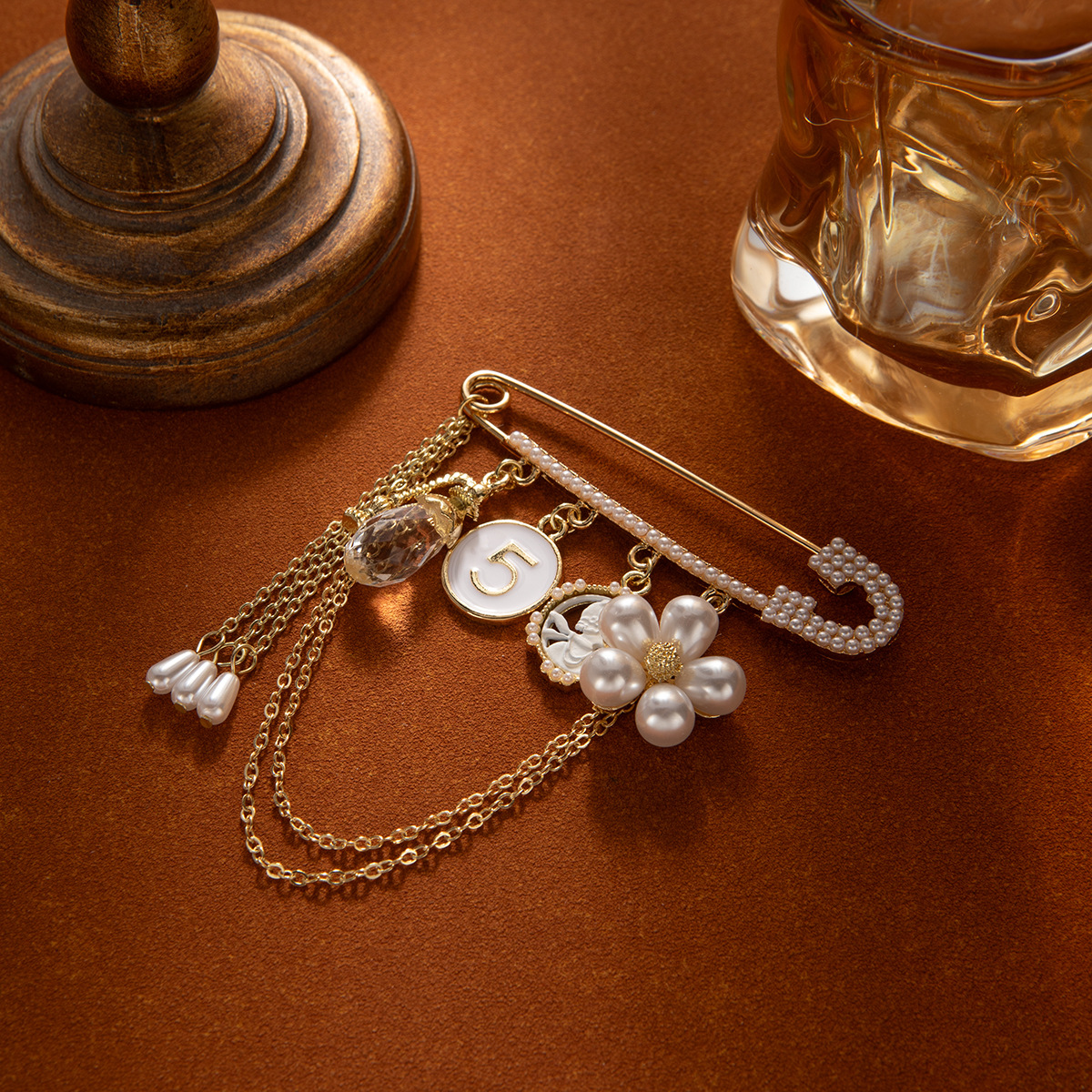 High-end crystal flower tassel brooch, a retro and light luxury suit brooch, elegant and fashionable chest accessory details Picture