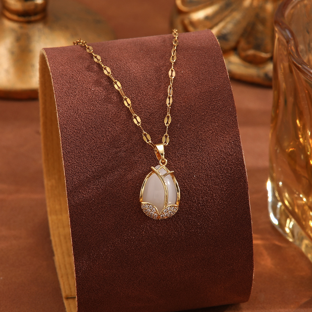 Korean style golden square diamond-encrusted pendant necklace, women's zircon necklace, titanium steel jewelry, collarbone chain, women's accessories Specification drawing