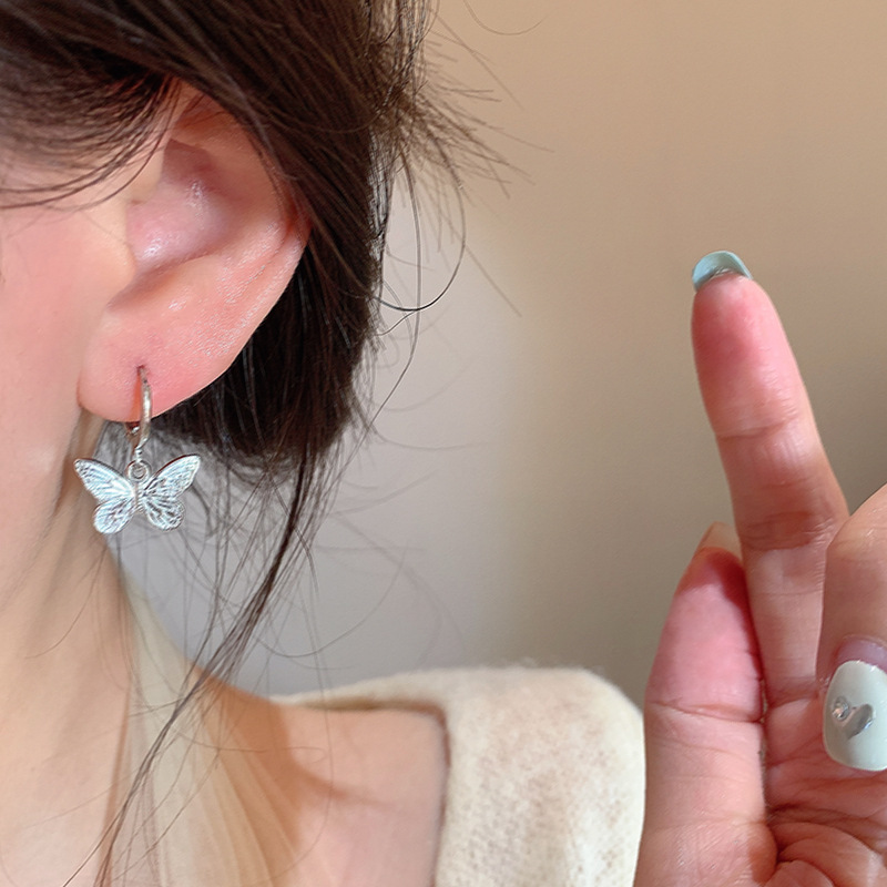 Silver butterfly retro style commuter earrings, women's Instagram cool and cool style, high-end and niche ear ring new style Application Scenario
