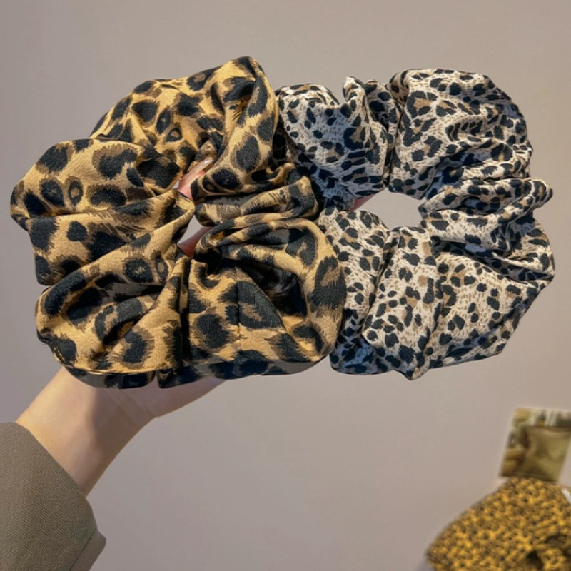 Elegant leopard print, high headband on the top of the head, feminine high-end look, face wash headband, large intestine hair band, hair tie, headwear, rubber band Application Scenario