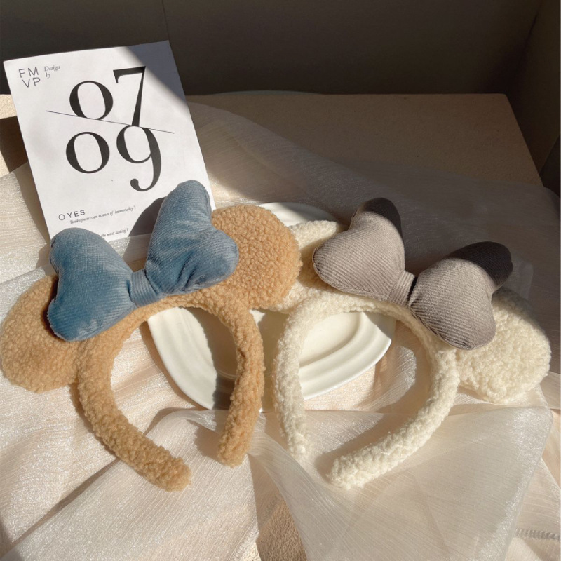 The cute plush Mickey hair band, a new cartoon headband for autumn and winter, is a versatile photo clip for sweet girls and an extremely adorable headwear full figure