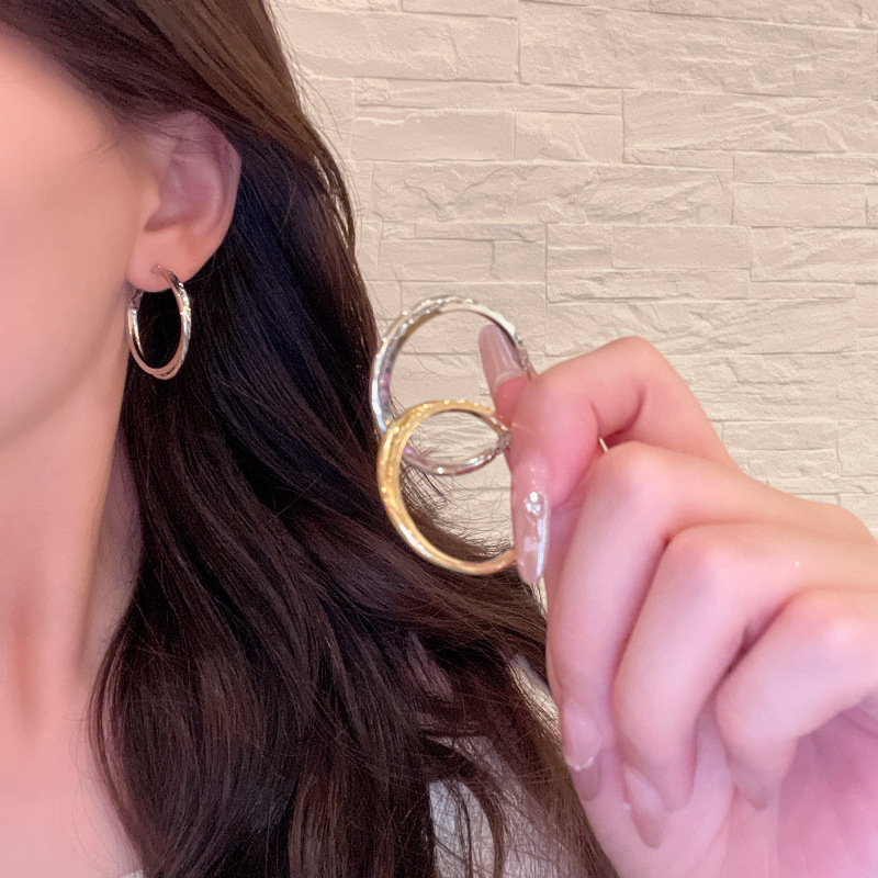 High-end and elegant circular ear ring earrings for women, an exaggerated, simple and cold style of European and American earrings, a niche new style in 2025 details Picture