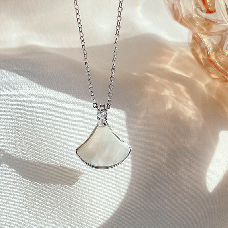 A new 2024 bestseller, a trendy French high-end pendant with a unique design and a collarbone chain accessory details Picture