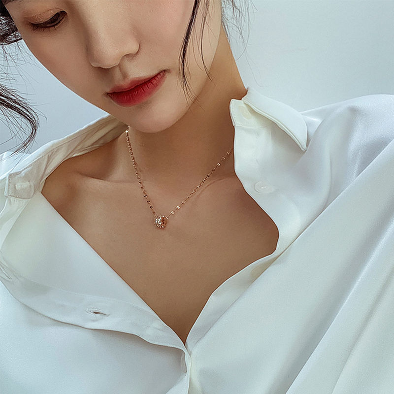 A popular and trendy 18k rose gold collarbone chain for women on Douyin, featuring a simple diamond ball and a slender waist Application Scenario