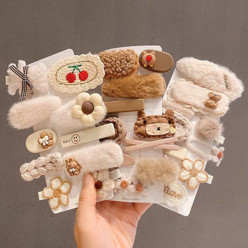 The new popular female side plush hair clip headpiece, cute bangs, Japanese-style side clip hair accessory full figure