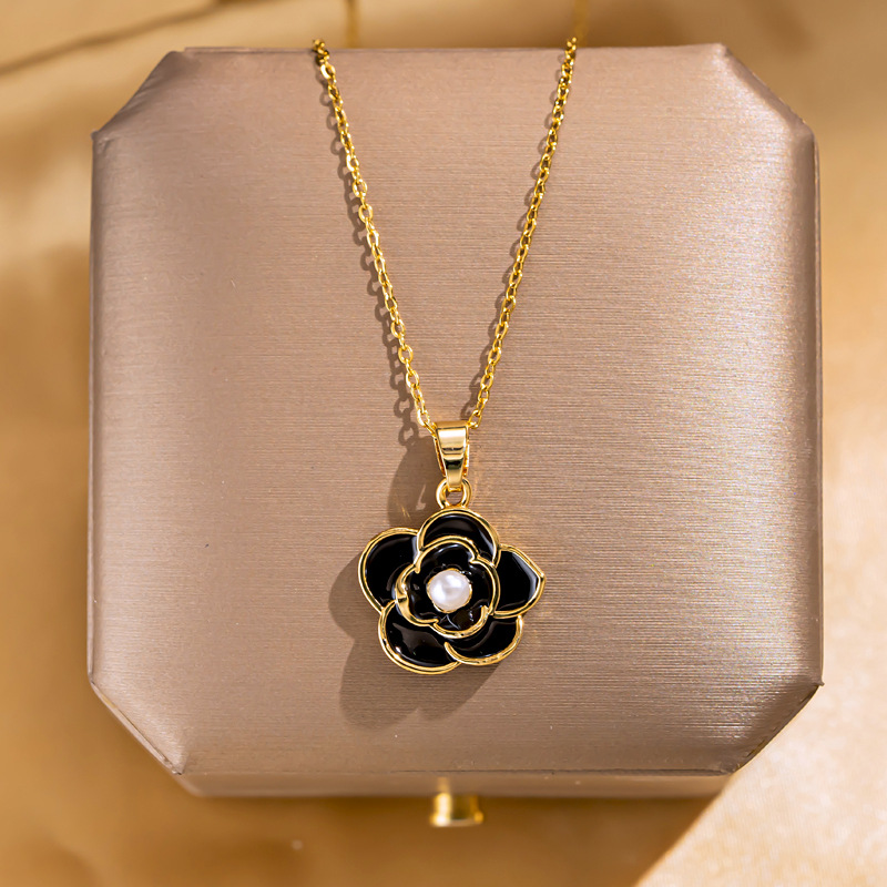 This is a retro and light luxury women's retro camellia oil drip necklace with pearl collarbone and a high-end Korean-style accessory full figure