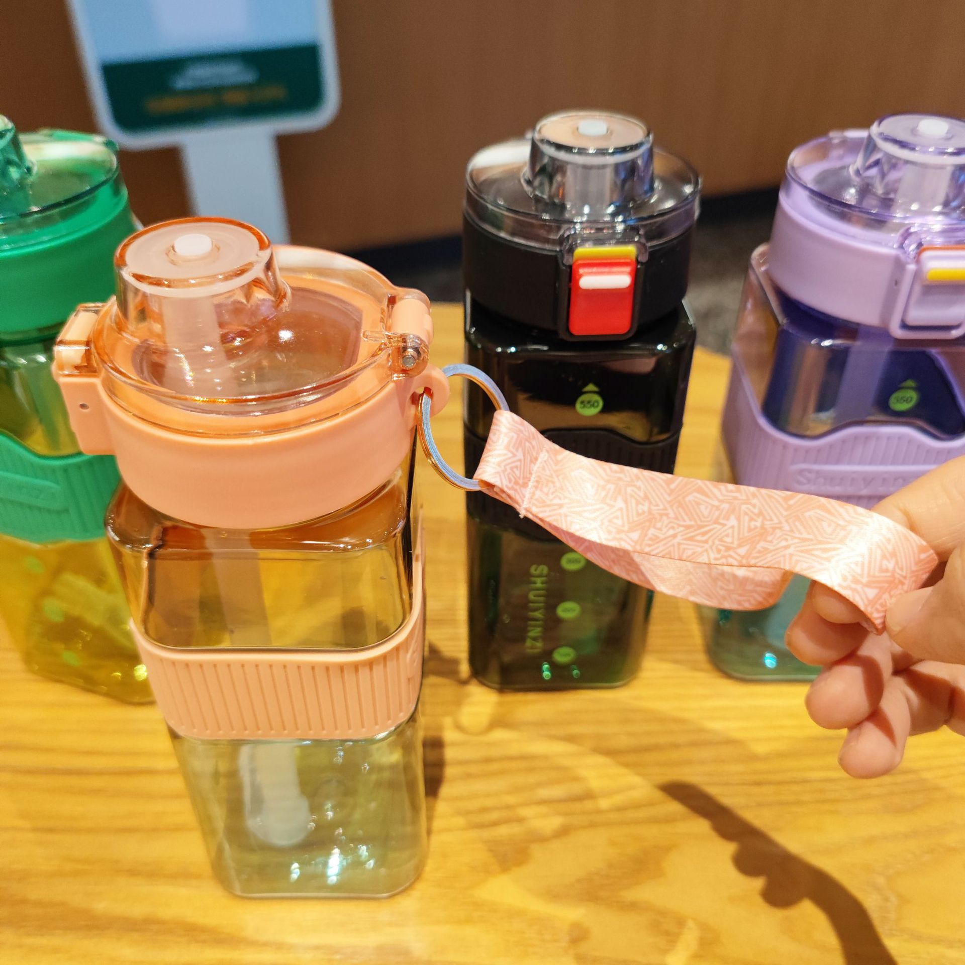 New portable rope outdoor sports water bottle 550ml, high appearance level, simple and colorful square straw plastic water cup Specification drawing