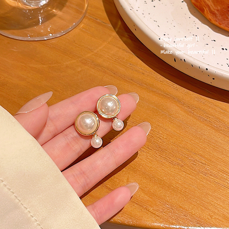 S925 Silver Needle Korean super fairy-like pearl stud earrings for women, fashionable and high-end, personalized and retro, popular online celebrity earrings wholesale full figure