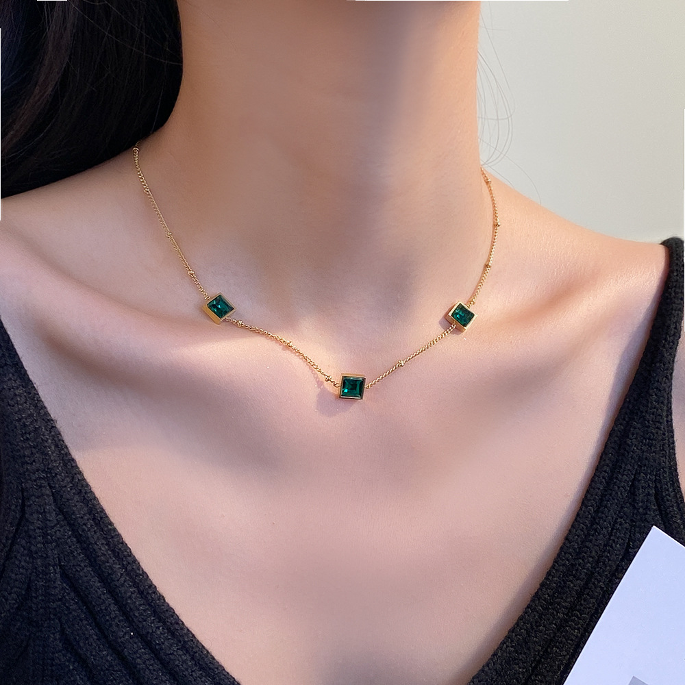 Doudou Chain, a luxurious titanium steel necklace with three green diamonds, exudes a fashionable and sophisticated feminine charm. It's a popular collarbone chain and a versatile accessory Specification drawing