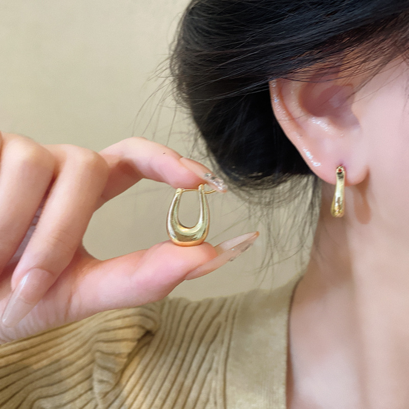 Metal U-shaped earrings for women, with a unique matte finish and high-end feel, are stylish and versatile. Wholesale of commuting earrings Application Scenario