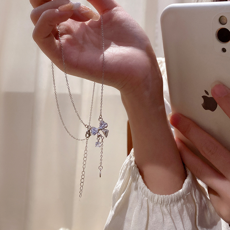 Wholesale of the 2023 autumn new bow zircon pendant necklace with a cold and elegant style for women, versatile collarbone chain Application Scenario
