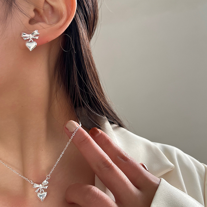 Silver bow heart-shaped necklace collarbone chain earrings 2024 new style simple and niche design sweet stud earrings Specification drawing