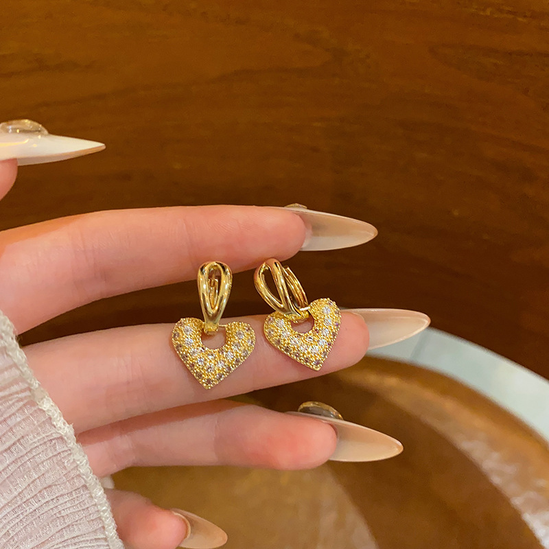 Full-diamond micro-set heart-shaped earrings for women, Korean style, fashionable design, heart-shaped ear buckle earrings, 2025 new style earrings wholesale full figure