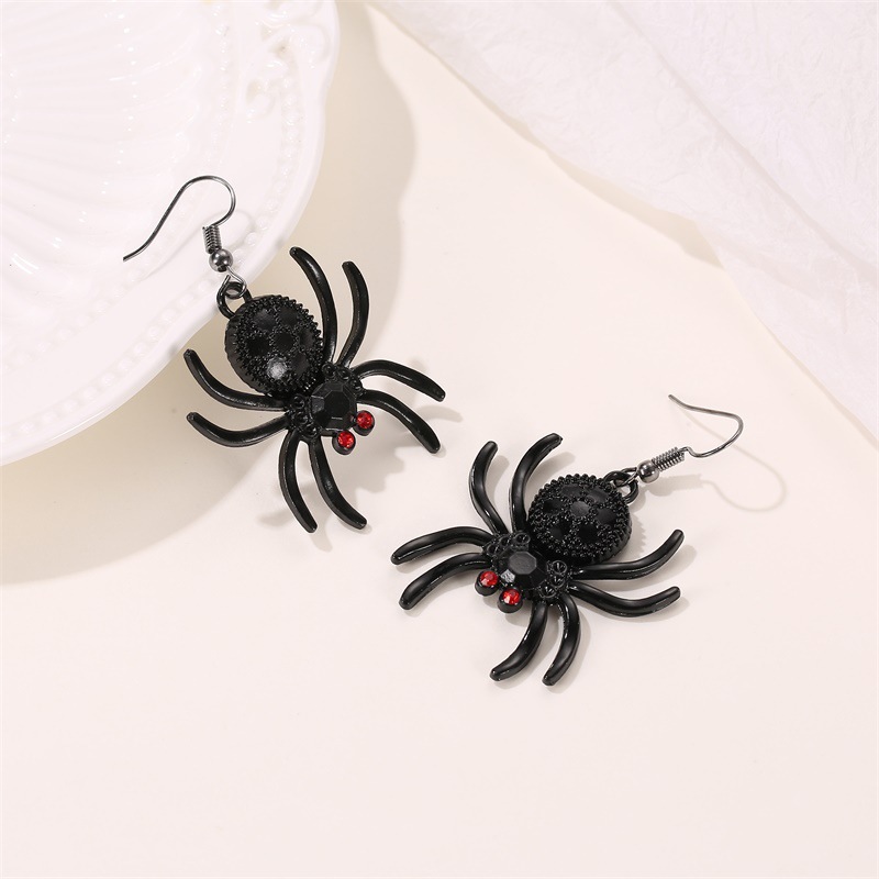 European and American creative spider earrings, nightclub exaggerated animal earrings, women's earrings, Gothic Halloween jewelry wholesale Application Scenario