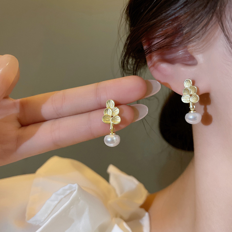 S925 Silver Needle Korean fresh and delicate leaf pearl Earrings, a high-end design for women, versatile and elegant stud earrings details Picture