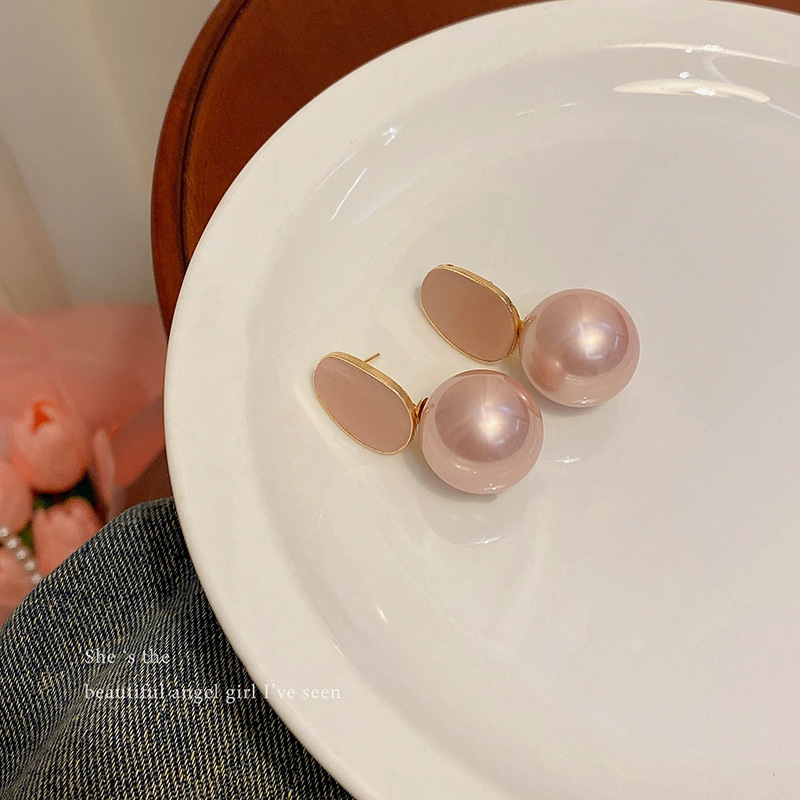 Light luxury French retro pearl earrings, women's fashion, niche design, high-end feel, the same style of ear studs and earrings as Internet celebrities Application Scenario