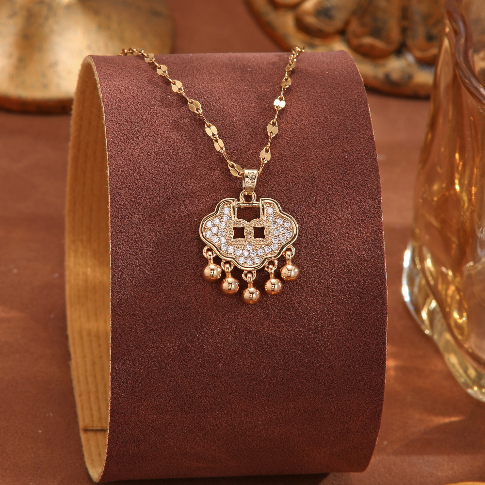 A Japanese and Korean light luxury design sense cat's eye stone pendant titanium steel necklace that doesn't fade, a delicate zircon high-end collarbone chain for women Application Scenario