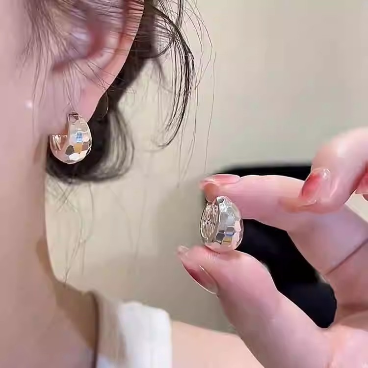 Silver sparkling water drop ear buckles, a light luxury and niche design for women, diamond-shaped ring earrings, fashionable and cold style earrings details Picture