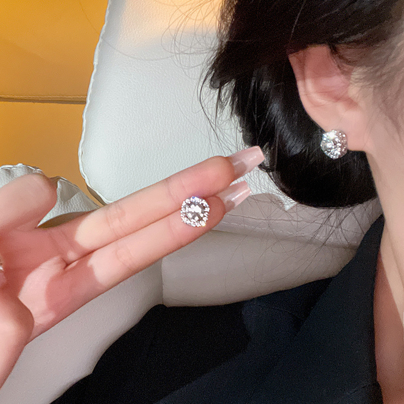 S925 Silver Needle Exquisite Super Sparkling Zircon earrings, women's light luxury, versatile, elegant and high-end stud earrings, Internet celebrity bestseller earrings details Picture